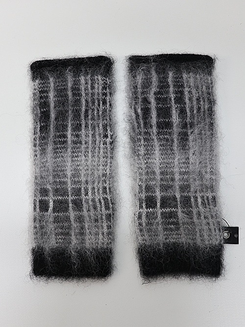 wjk֥른/mohair shaggy knit hand warmer/black check