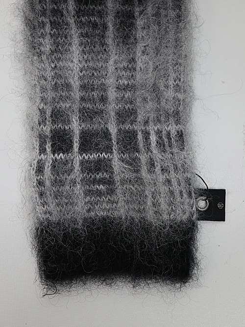 wjk֥른/mohair shaggy knit hand warmer/black check