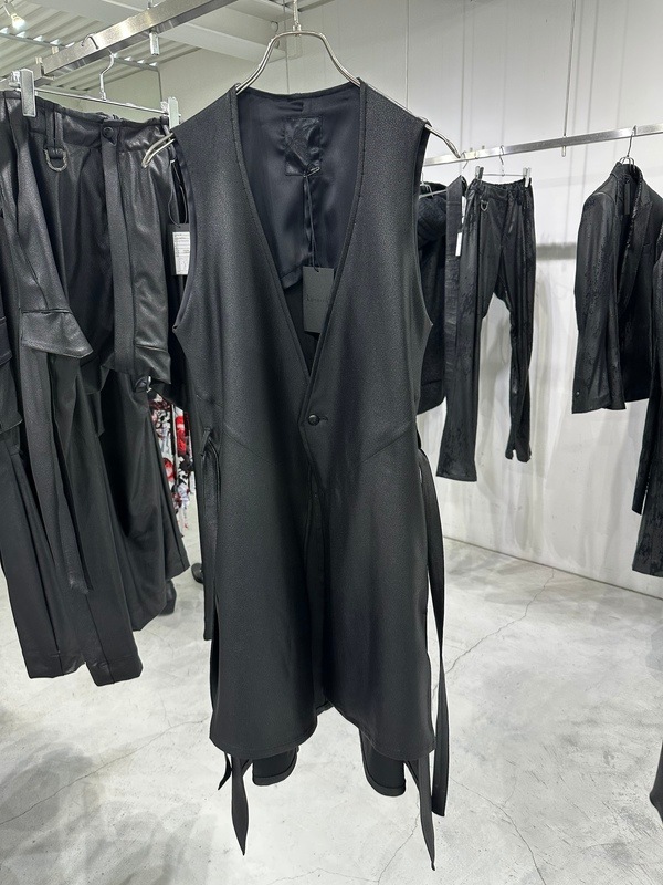 (ͽ���ʡ�10������11������ͽ��/kiryuyrik������奦����奦/Emboss Silley Jersey Flare Vest/Black