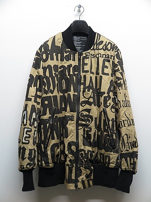 �㴰���nude:masahiko maruyama ���̡���:�ޥ��ҥ��ޥ���/LOGO COLLAGE PRINT OVERSIZED BOMBER JACKET/Beige-Black