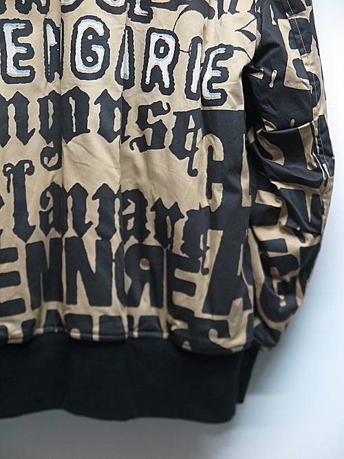 �㴰���nude:masahiko maruyama ���̡���:�ޥ��ҥ��ޥ���/LOGO COLLAGE PRINT OVERSIZED BOMBER JACKET/Beige-Black