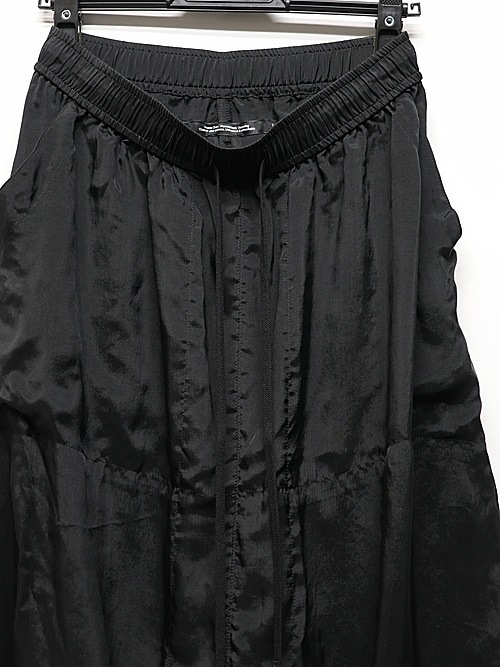 JULIUSꥦ/CUPRO TAFFETA TROUSERS2/BLACK