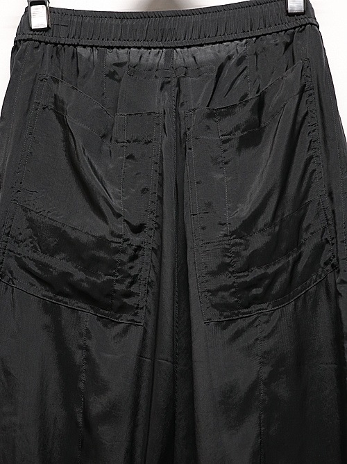 JULIUSꥦ/CUPRO TAFFETA TROUSERS2/BLACK