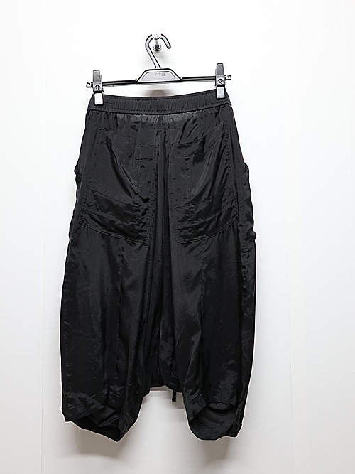 JULIUSꥦ/CUPRO TAFFETA TROUSERS2/BLACK