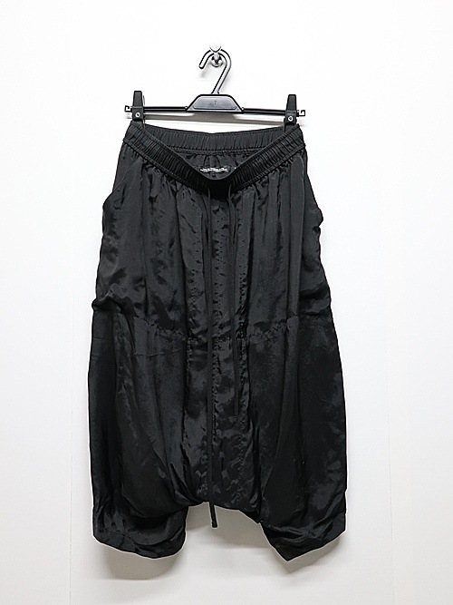 JULIUSꥦ/CUPRO TAFFETA TROUSERS2/BLACK