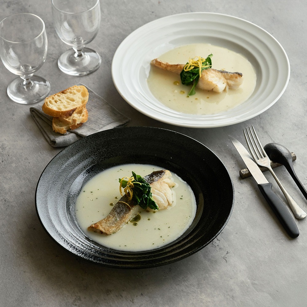 【YAMATSU STANDARD】28cm 大皿 メイン皿 ディナー皿 パスタ カレー 丸皿 プレート 皿 白 黒 ホワイト ブラック おしゃれ 収納 カフェ食器 シンプル 美濃焼 磁器 ポーセラーツ BPAフリー ギフト 業務用 軽い 日本製