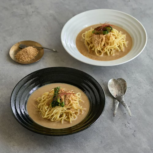 【YAMATSU STANDARD】22cm 中皿 ミート皿 ワンプレート カレー パスタ サラダ 丸皿 プレート 皿 白 黒 ホワイト ブラック おしゃれ 収納 カフェ食器 シンプル 美濃焼 磁器 ポーセラーツ BPAフリー ギフト 業務用 軽い 日本製