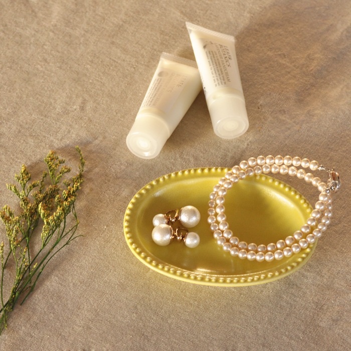 【12.5cm】ドットのレリーフがキュートなオーバルの豆皿