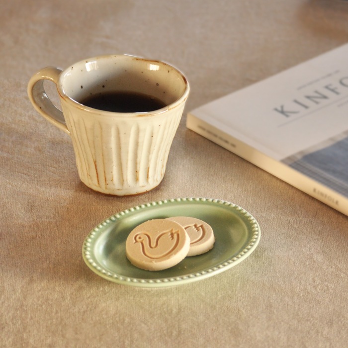 【12.5cm】ドットのレリーフがキュートなオーバルの豆皿