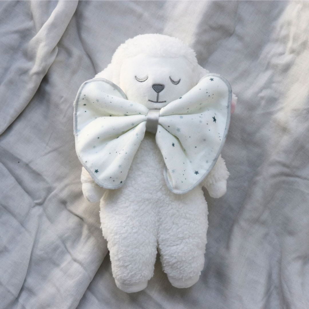 《在庫処分 半額》【小物入れにもなる♪おしゃれなオーガンジー袋付き】 Sleep Sheep ぬいぐるみ 羊 食品衛生法検査済み 抗菌加工ミニハンカチ付き オーガニックコットン使用 Lien de famille キララ