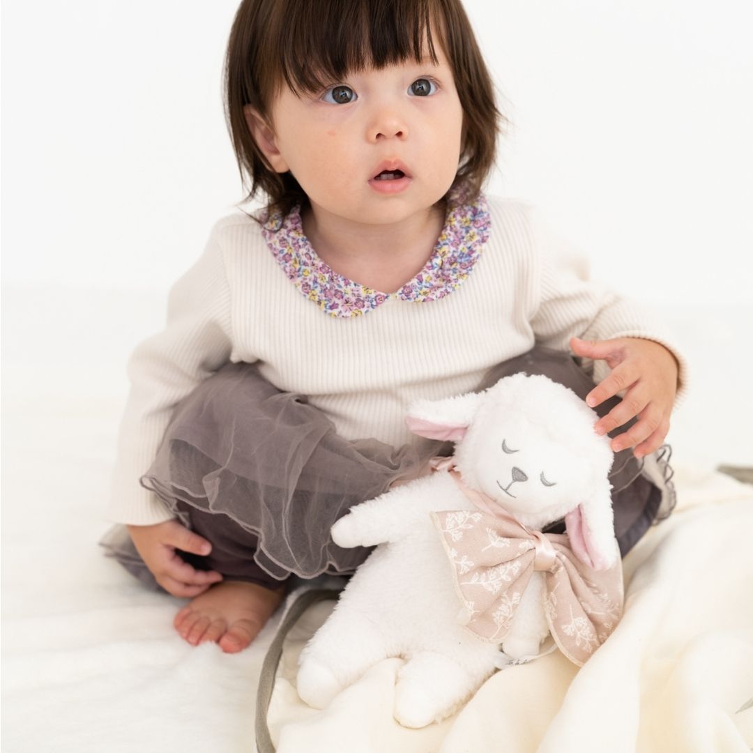 《在庫処分 半額》【小物入れにもなる♪おしゃれなオーガンジー袋付き】 Sleep Sheep ぬいぐるみ 羊 食品衛生法検査済み 抗菌加工ミニハンカチ付き オーガニックコットン使用 Lien de famille キララ