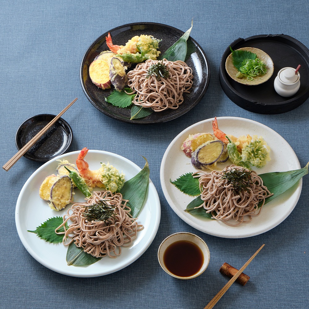 【YAMATSU STANDARD】28cm 大皿 メイン皿 ディナー皿 ワンプレート 丸皿 プレート 皿 白 黒 青 ホワイト ブラック ライトブルー おしゃれ 収納 カフェ食器 シンプル 美濃焼 磁器 ポーセラーツ BPAフリー ギフト 業務用 軽い 日本製