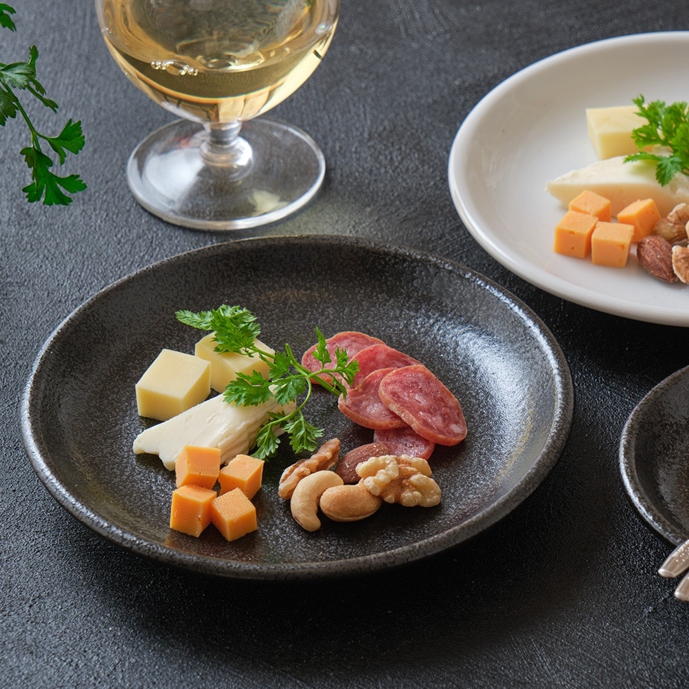 【YAMATSU STANDARD】17cm 小皿 平皿 取り皿 おやつ おつまみ 丸皿 プレート 皿 白 黒 ホワイト ブラック おしゃれ 収納 カフェ食器 シンプル 美濃焼 磁器 ポーセラーツ BPAフリー ギフト 業務用 軽い 日本製