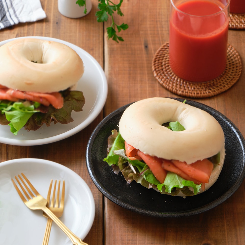 【YAMATSU STANDARD】17cm 小皿 平皿 取り皿 おやつ おつまみ 丸皿 プレート 皿 白 黒 ホワイト ブラック おしゃれ 収納 カフェ食器 シンプル 美濃焼 磁器 ポーセラーツ BPAフリー ギフト 業務用 軽い 日本製