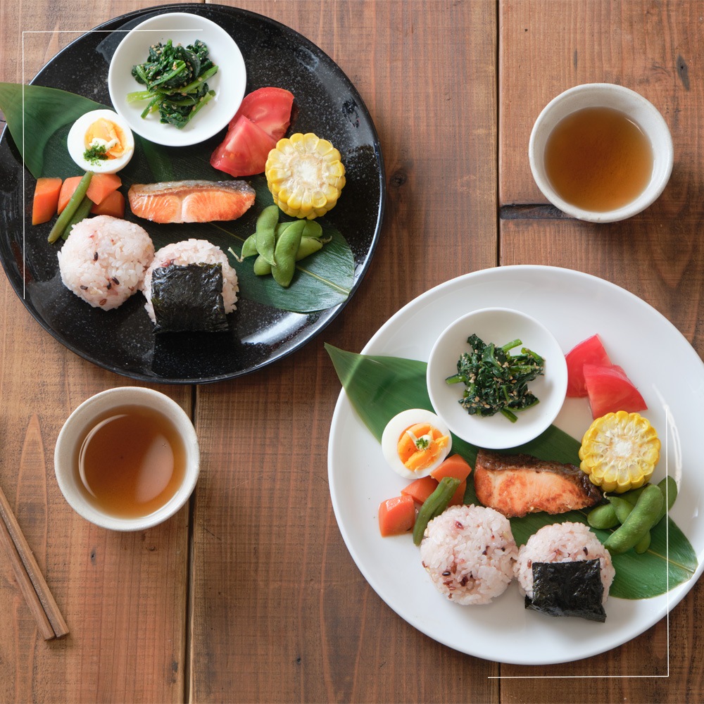 【YAMATSU STANDARD】26cm 大皿 メイン皿 ディナー皿 丸皿 プレート 皿 白 黒 ホワイト ブラック おしゃれ 収納 カフェ食器 シンプル 美濃焼 磁器 ポーセラーツ BPAフリー ギフト 業務用 軽い 日本製