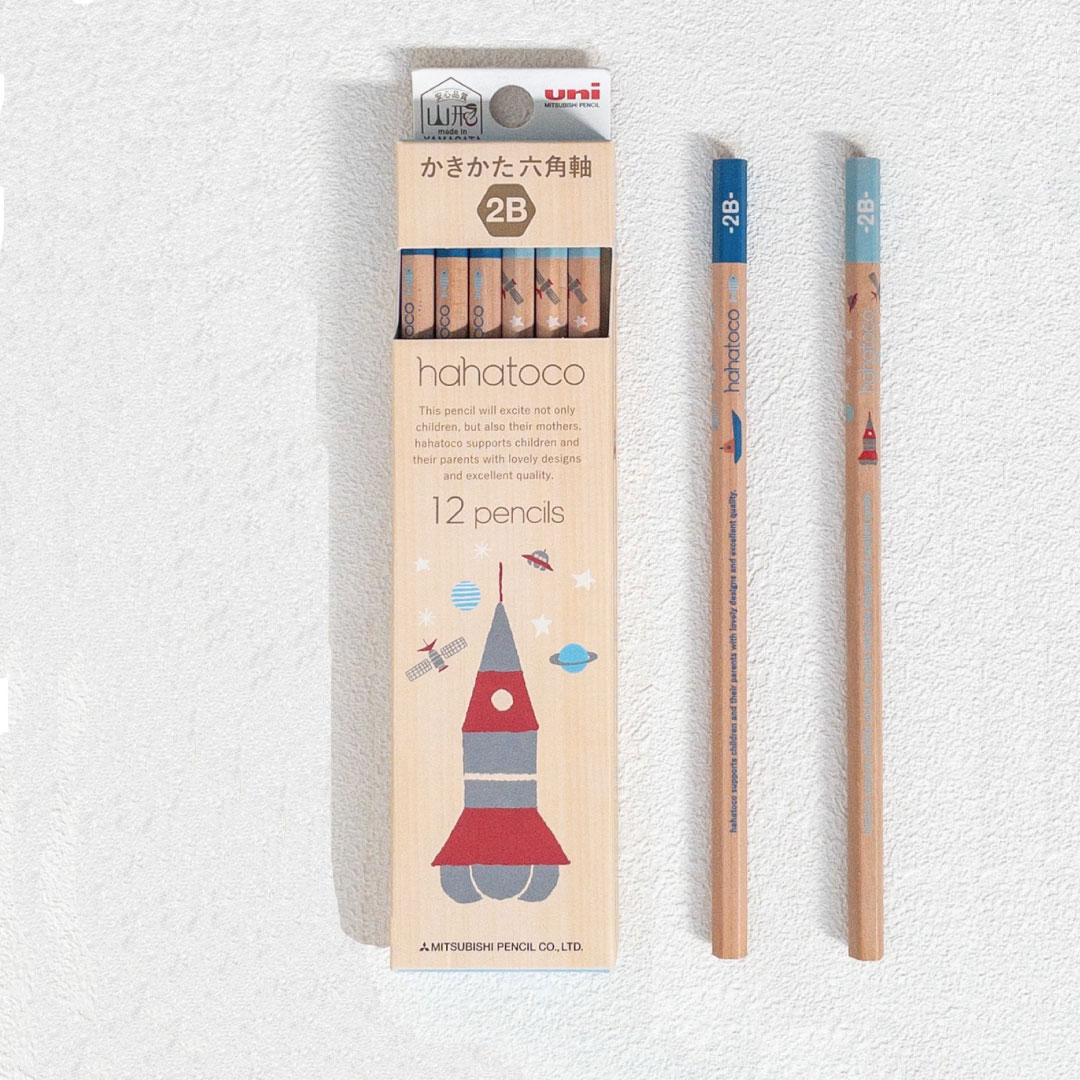 入学児童向け「かきかた」鉛筆 hahatoco《かきかた六角軸 2B 12本》2種類 名前欄付き 学習 学童 小学校 小学生 入学準備 低学年 高学年 入学祝い プレゼント シンプル ナチュラル 北欧 木目 塾 猫 宇宙 海 書きやすい 濃い なめらか 幼児