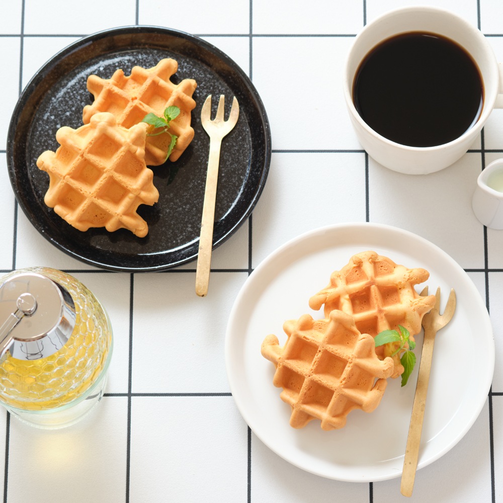 【YAMATSU STANDARD】16cm 小皿 平皿 取り皿 おやつ 丸皿 プレート 皿 白 黒 ホワイト ブラック おしゃれ 収納 カフェ食器 シンプル 美濃焼 磁器 ポーセラーツ BPAフリー ギフト 業務用 軽い 日本製