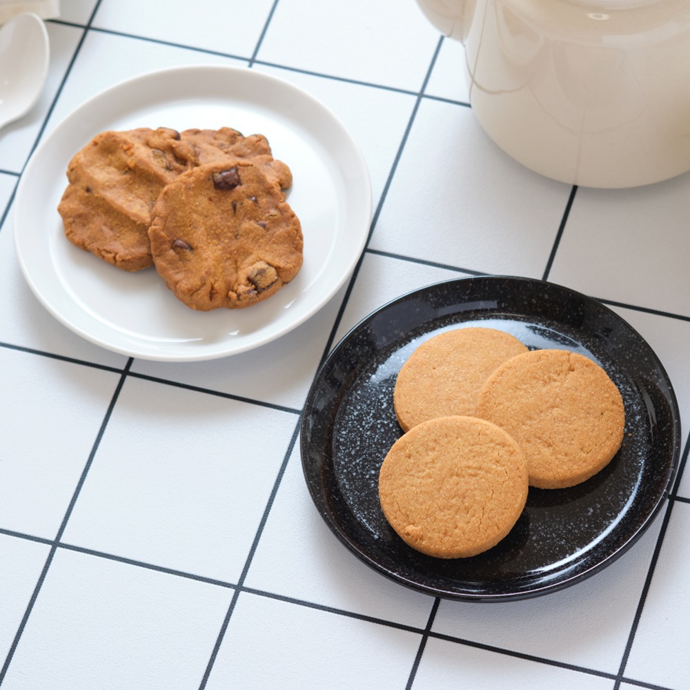 【YAMATSU STANDARD】14cm 小皿 副菜 平皿 取り皿 おつまみ おやつ 丸皿 プレート 皿 白 黒 ホワイト ブラック おしゃれ 収納 カフェ食器 シンプル 美濃焼 磁器 ポーセラーツ BPAフリー ギフト 業務用 軽い 日本製