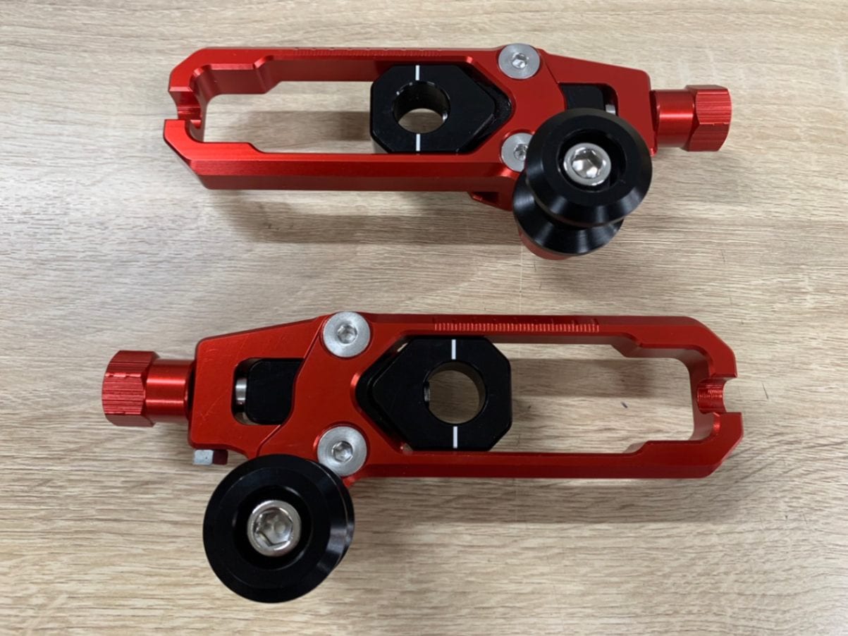 XSR155/125 アルミCNC チェーンアジャスター2／レッド GPTECH-CHAINADJ