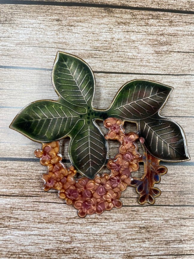 七宝完成品1点もの・特価】大ぶりあじさいブローチ 寸法8.3㎝×9cm