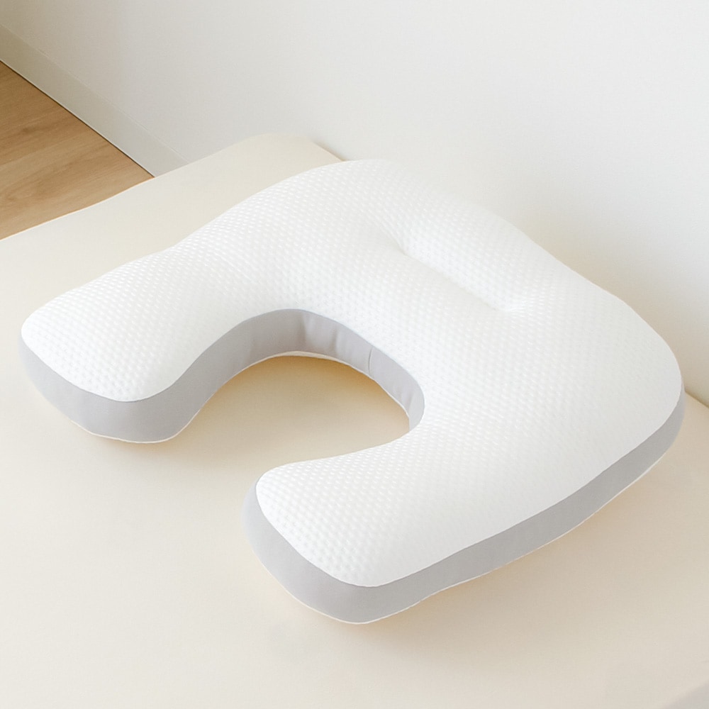 逆U字型で頭から脇まですっぽり 包まれるまくら