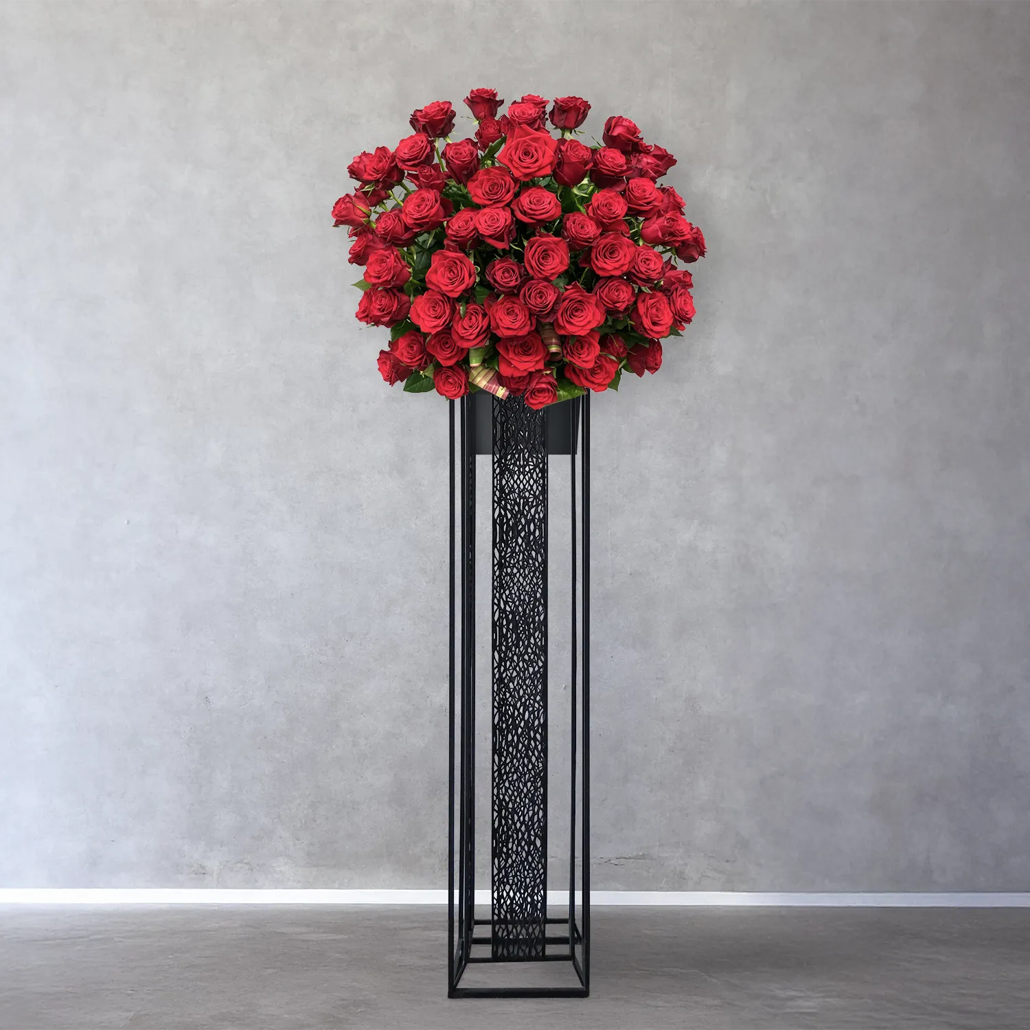 【特別なお祝いに】 バラ本来の美しさが際立つ品格漂う一品  premium