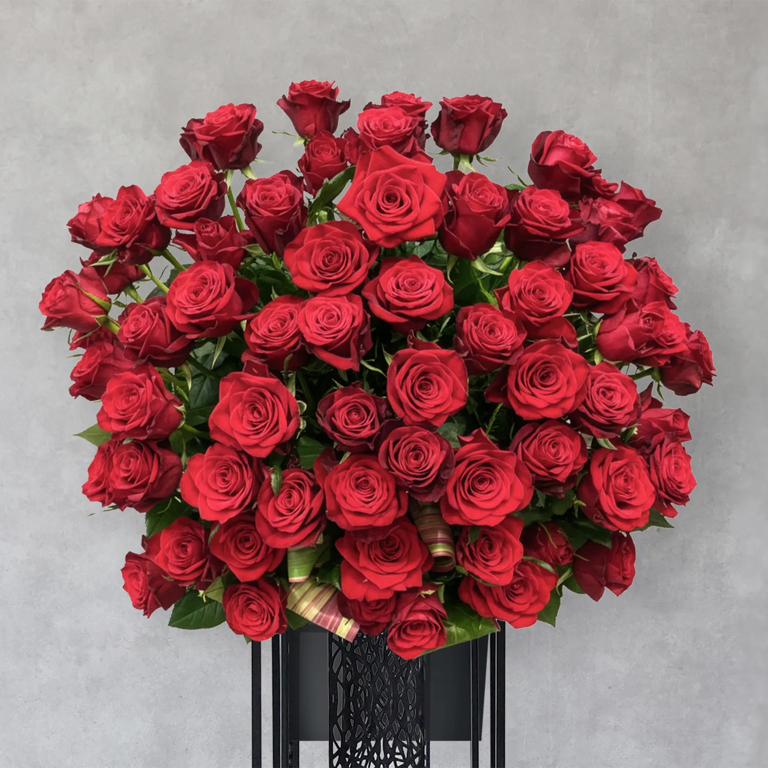 【特別なお祝いに】 バラ本来の美しさが際立つ品格漂う一品  premium