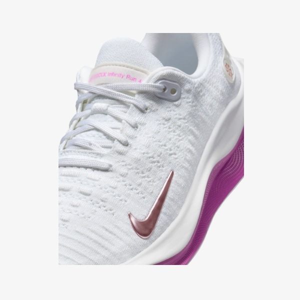 ʥ Nike  ꥢX ե˥ƥ 4 DR2670-108(ۥ磻/ۥåȥե塼/᥿ååɥ֥) ǥ˥󥰥塼