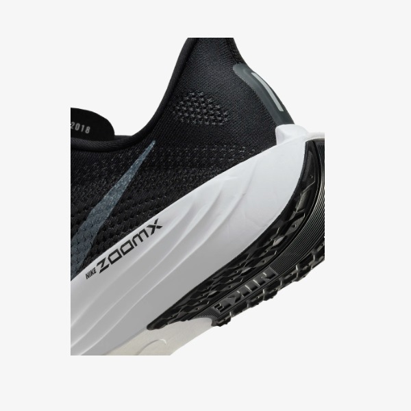 �ʥ��� Nike �ڥ����� �ץ饹 FQ7262-002(�֥�å�/���󥹥饵����/�ۥ磻��/�ԥ奢�ץ���ʥ�) ���˥󥰥��塼��