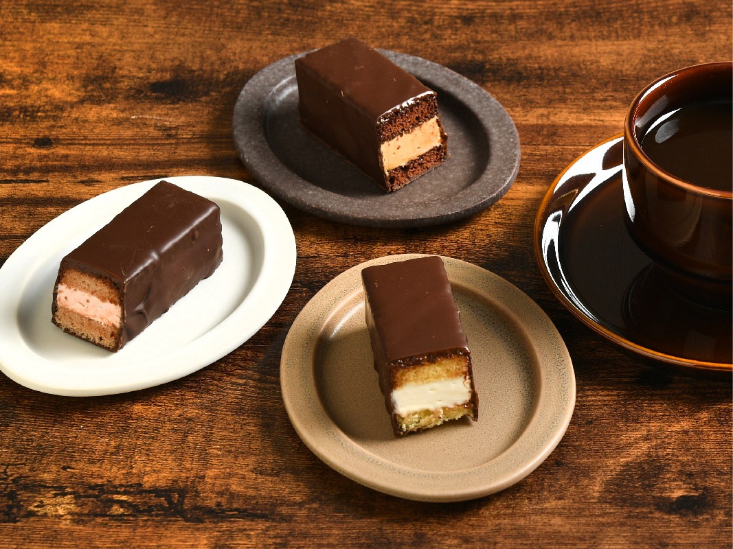 バタークリームケーキ_チョコがけアソート4個入（プレーン2、チョココーヒー、いちご各1）