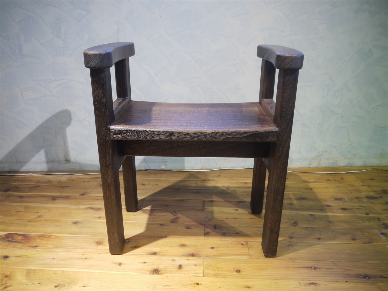 焼桐両アーム付き玄関チェア | 店舗,桐里工房 | 大川市公式オンライン