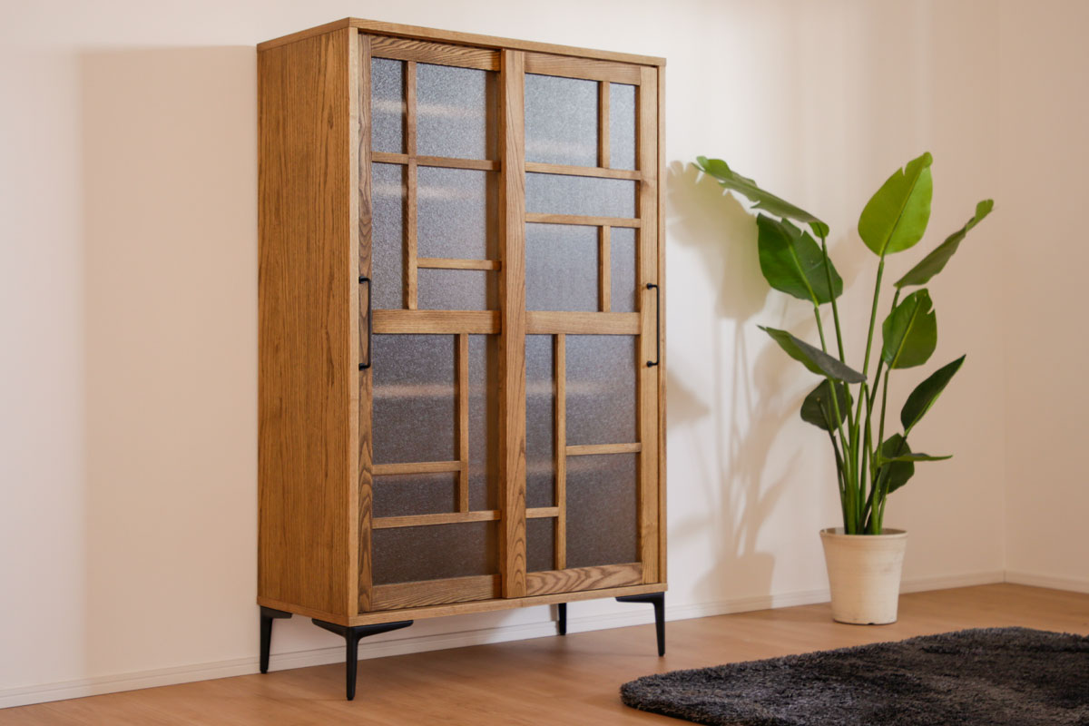 【日本製 古家具】木製キャビネット ガラス扉付き 中型 北海道旭川産】ナラ材を贅沢に使用した開戸のガラス扉キャビネット