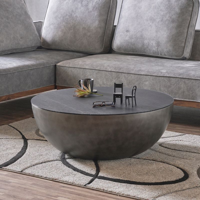 上品で洗練されたシルエットと味わい深い木目が特徴的なラウンドテーブル Ville AV27 - &Tradition アンドトラディション – 日本公式オンライン