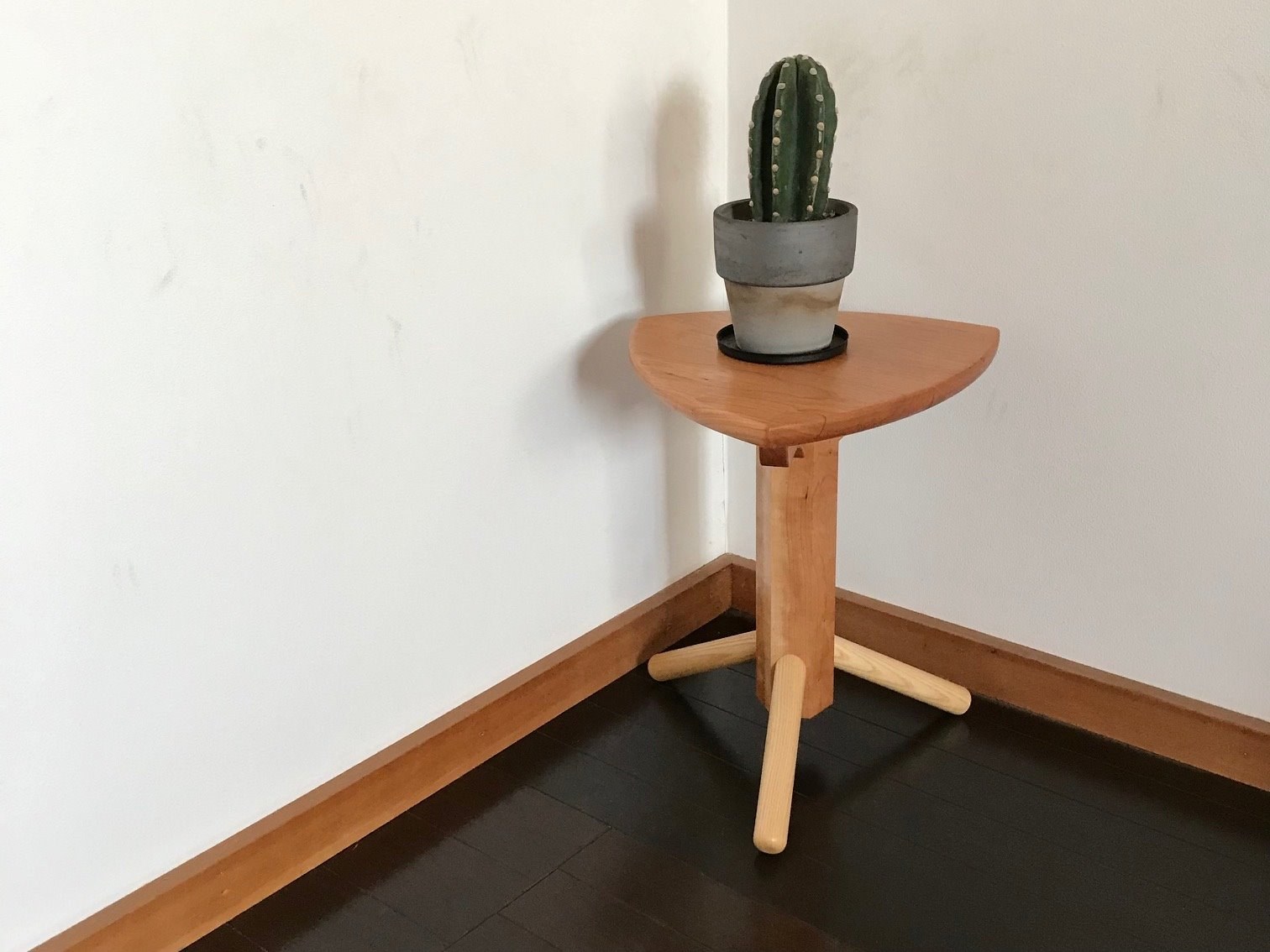 座面が豆の形のスツール ゼン オブジェスツール Mサイズ （ZEN-SB-M） | FRP家具