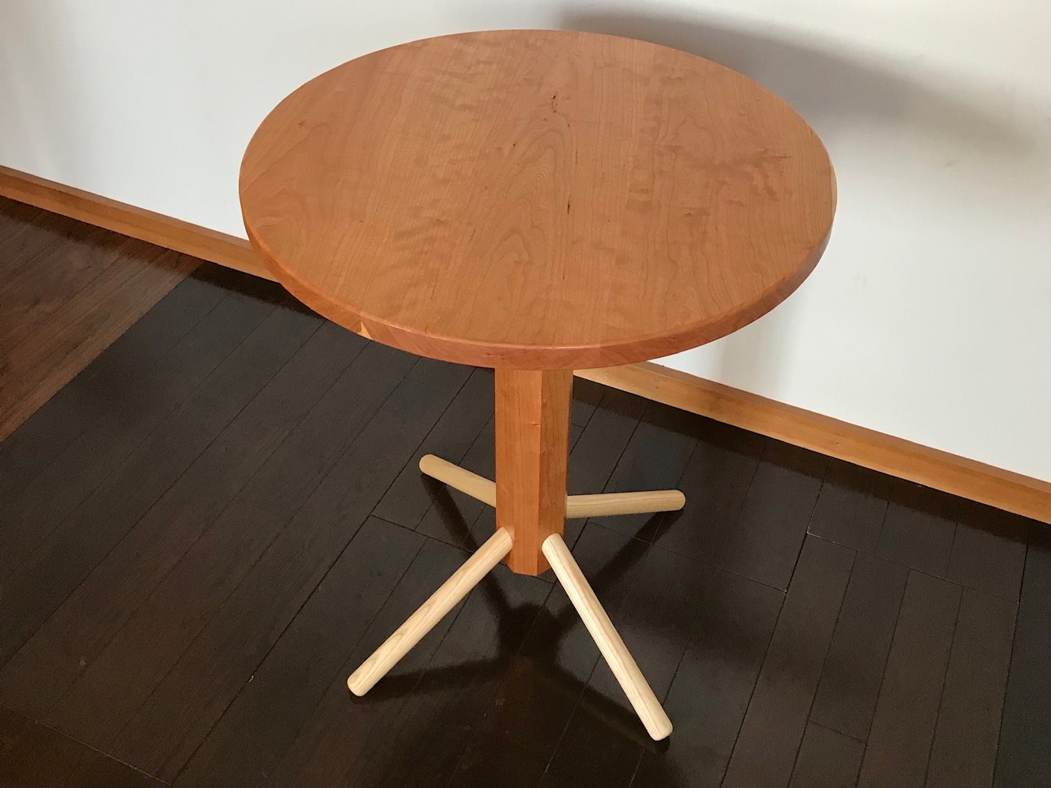 ペデスタルテーブル】丸い天板に八角形の支柱の小ぶりなテーブル