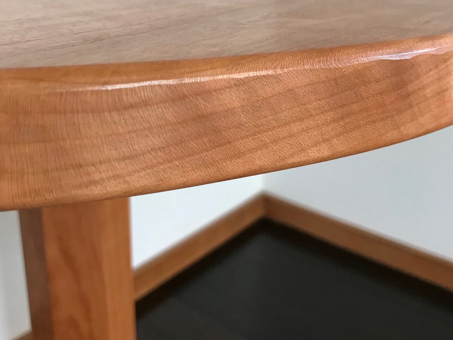 ペデスタルテーブル】丸い天板に八角形の支柱の小ぶりなテーブル