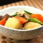 化学調味料無添加!【電子レンジで温めるだけ】 肉じゃが (国産牛肉と、冷凍とは思えないほどほくほくのじゃがいもを優しい味付けで煮つけました)