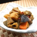 化学調味料無添加！【電子レンジで温めるだけ】 ピリ辛筑前煮 (筑前煮をさらに香ばしくピリ辛にし、ご飯にもあうように、おつまみにもなるように仕上げました)