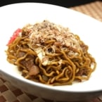 化学調味料無添加！【電子レンジで温めるだけ】 懐かしソース焼きそば (もちもちの太麺を使用しており、昔懐かしい屋台の焼きそばを思い出させる)