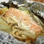化学調味料無添加！【電子レンジで温めるだけ】 鮭ときのこのホイル焼き (きのこと玉ねぎを鮭と一緒にたっぷりとホイルに包み込んで、特性だれで焼き上げました)