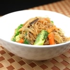 化学調味料無添加！【電子レンジで温めるだけ】 チャプチェ (本場韓国産の、もちもちぷるぷるの春雨を使用した、野菜もたっぷりのチャプチェ)