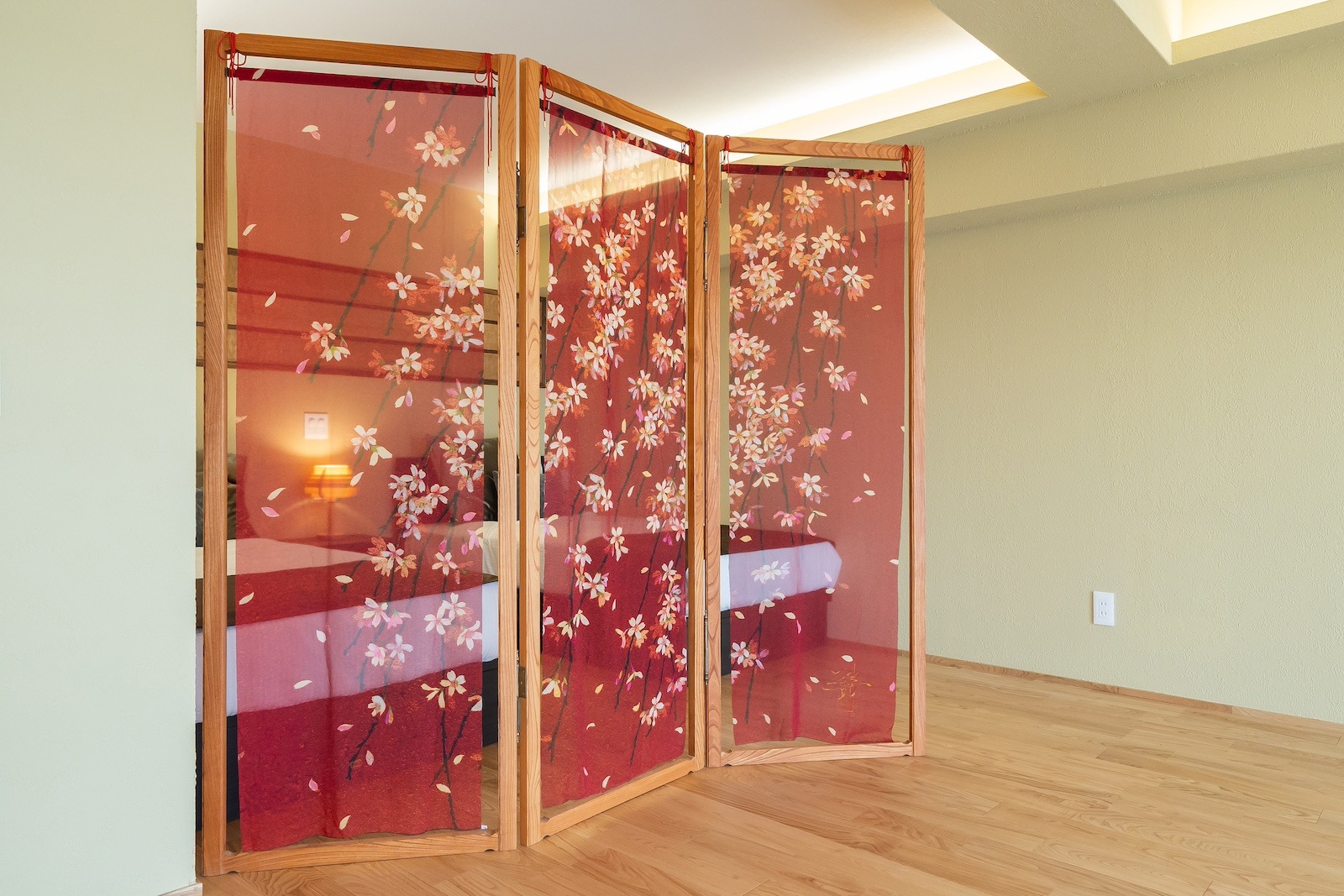 絹屏風  しだれ桜　/ KINUBYOBU  SHIDARE-SAKURA