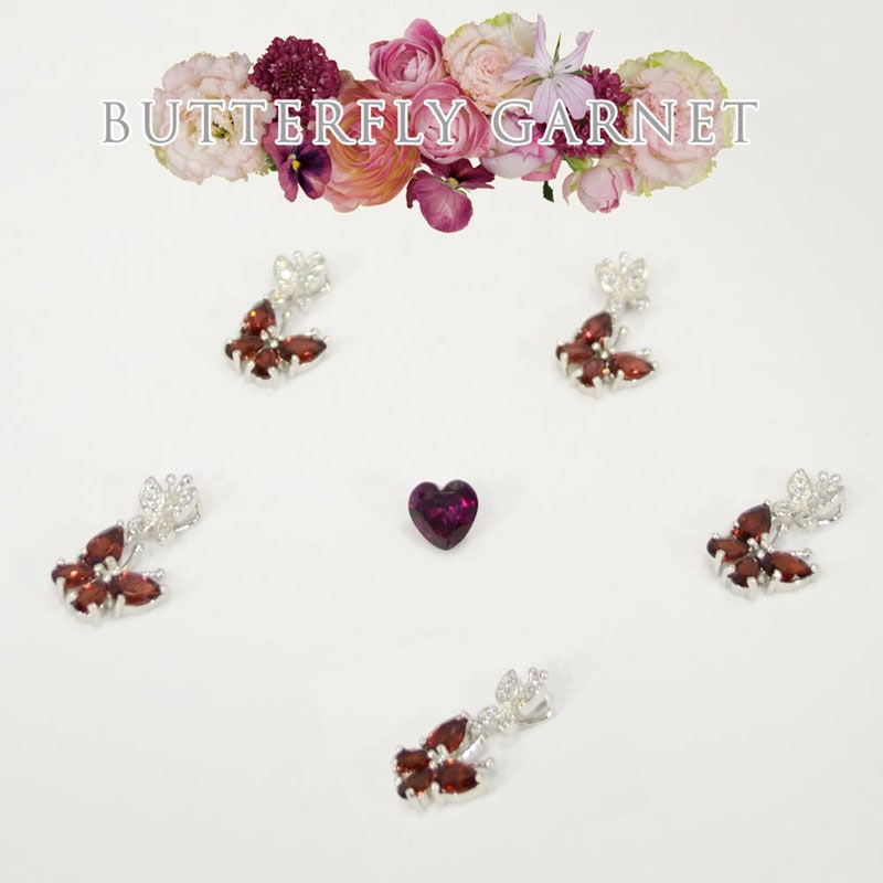 ガーネット<br>ネックレス<br>バタフライモチーフ<br>石ランク/★★★★☆