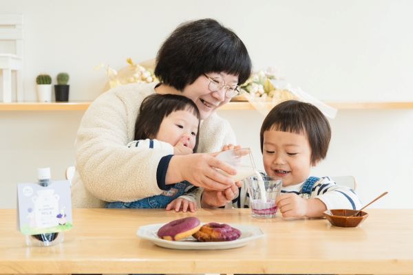 ミルクに入れて飲む能登ブルーベリー