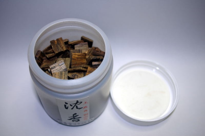 頂上沈香 角割 約11g 箱入り 鳩居堂 頂上沈香 上品 角割 12.1グラム - お香オンライン ショッピング