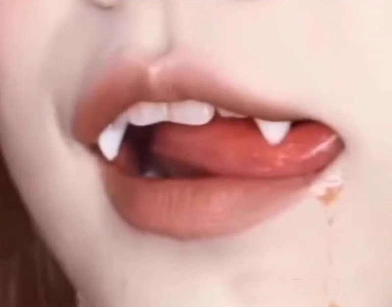 ハロウィン 吸血鬼 ホラードラキュラ牙セットバンパイヤの歯４本セット商品サムネ画像