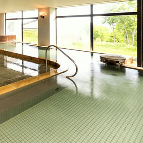 大きな湯船が2つ、ガラス張りで明るく開放的な浴場です。