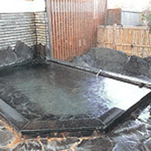 内風呂（男湯・露天風呂付き）。