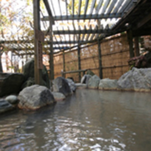 ２種類の泉質を楽しめる露天風呂。