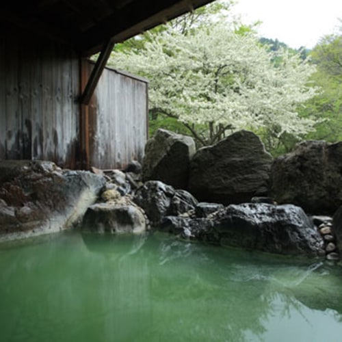 湯の平湿原から引湯し源泉かけ流し乳白色の温泉が、たっぷりとお楽しみいただけます。